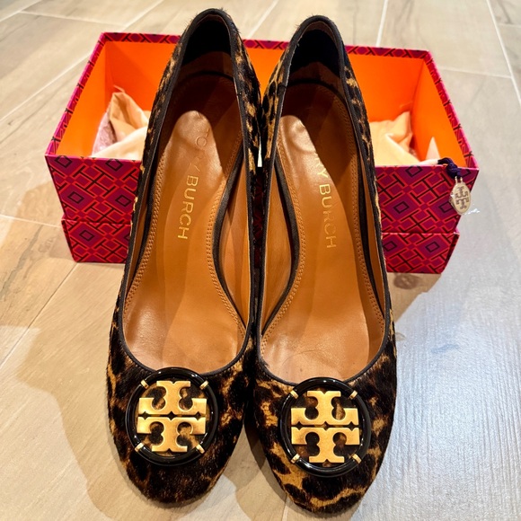 Tory Burch 55MM Multi Logo Leopard Print Heels - Picture 5 of 9